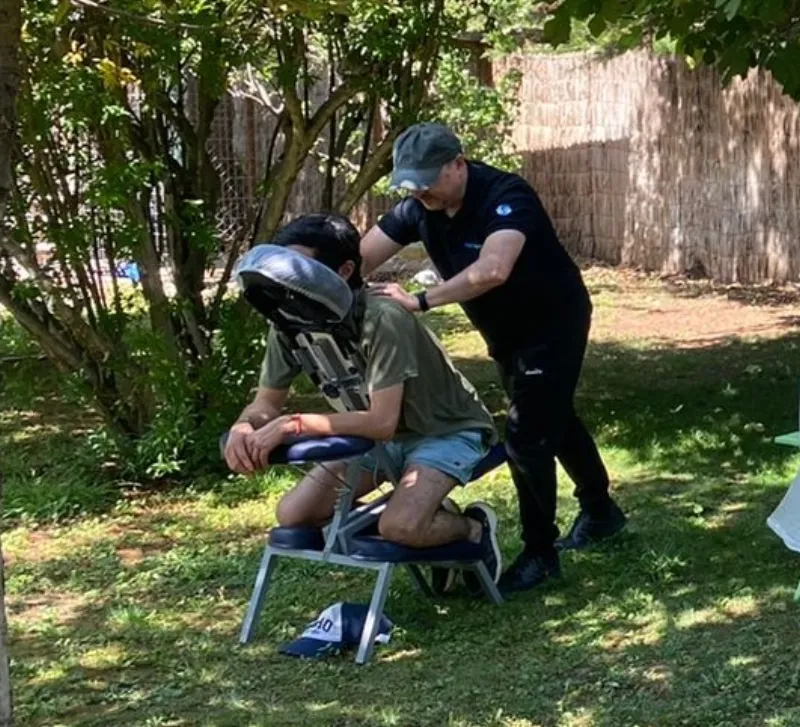 Masoterapeuta profesional de SaludMasaje aplicando masaje al aire libre en Santiago