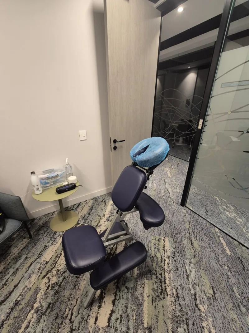 Masaje descontracturante en silla ergonómica a domicilio en Santiago